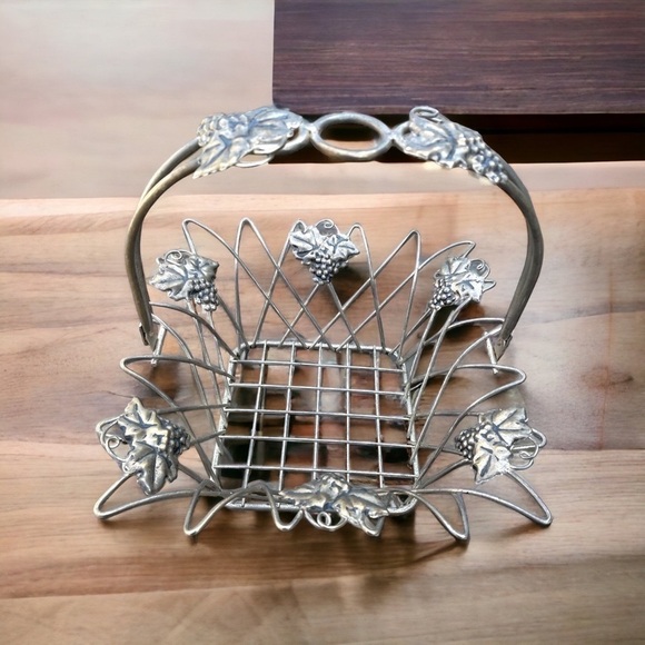 WIRE basket with grapes, collapsible handle, very good condition - Picture 2 of 7